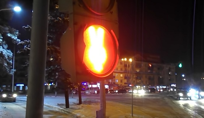 Удивительный светофор обнаружился в Усть-Каменогорске (видео)