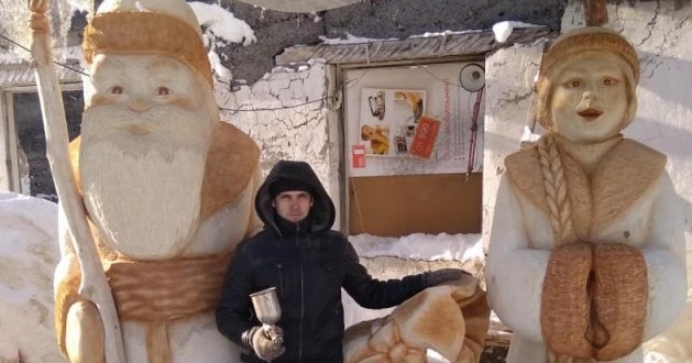 Деревянных Деда Мороза и Снегурочку установили в одном из городов ВКО