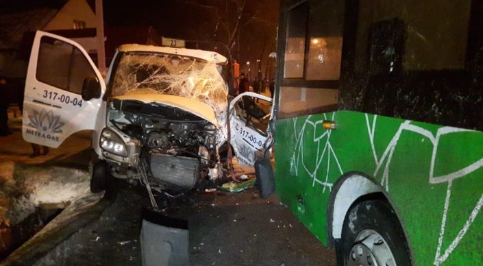 Водитель "Газели" погиб в страшном ДТП с участием автобуса в Алматы