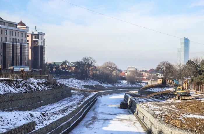 В Алматы укрепляют берег русла реки Есентай