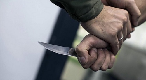 На фельдшера скорой помощи напали с ножом в Астане