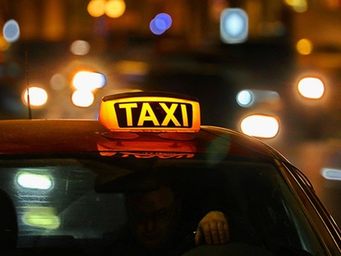 Таксист в Актау вернул 300 тысяч тенге забывчивому пассажиру