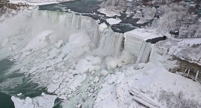 Ниагарский водопад замерз и вызвал ажиотаж среди туристов 