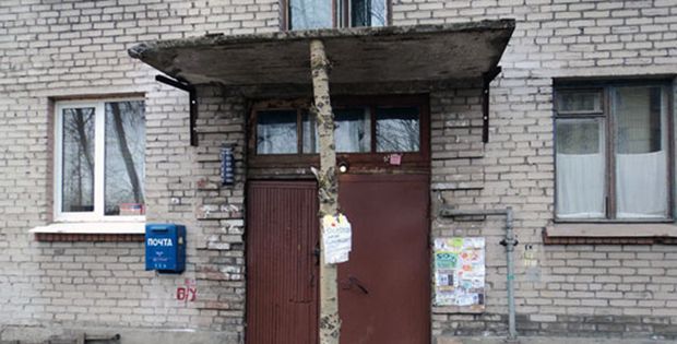 Опасные козырьки подъездов домов сосчитают в Павлодаре