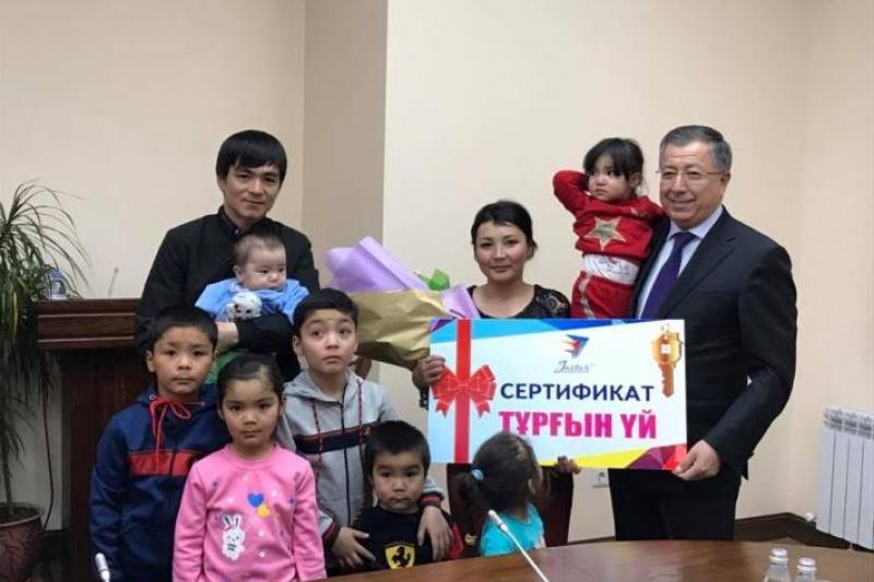 27-летняя мать семерых детей получила квартиру в Туркестанской области