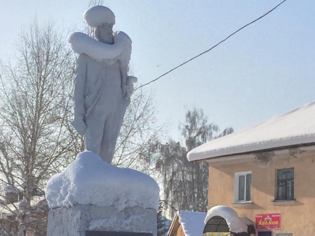 Памятник Маяковскому стал «героем» соцсетей в ВКО