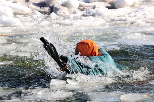 В Алматы спасли провалившегося под лед мужчину