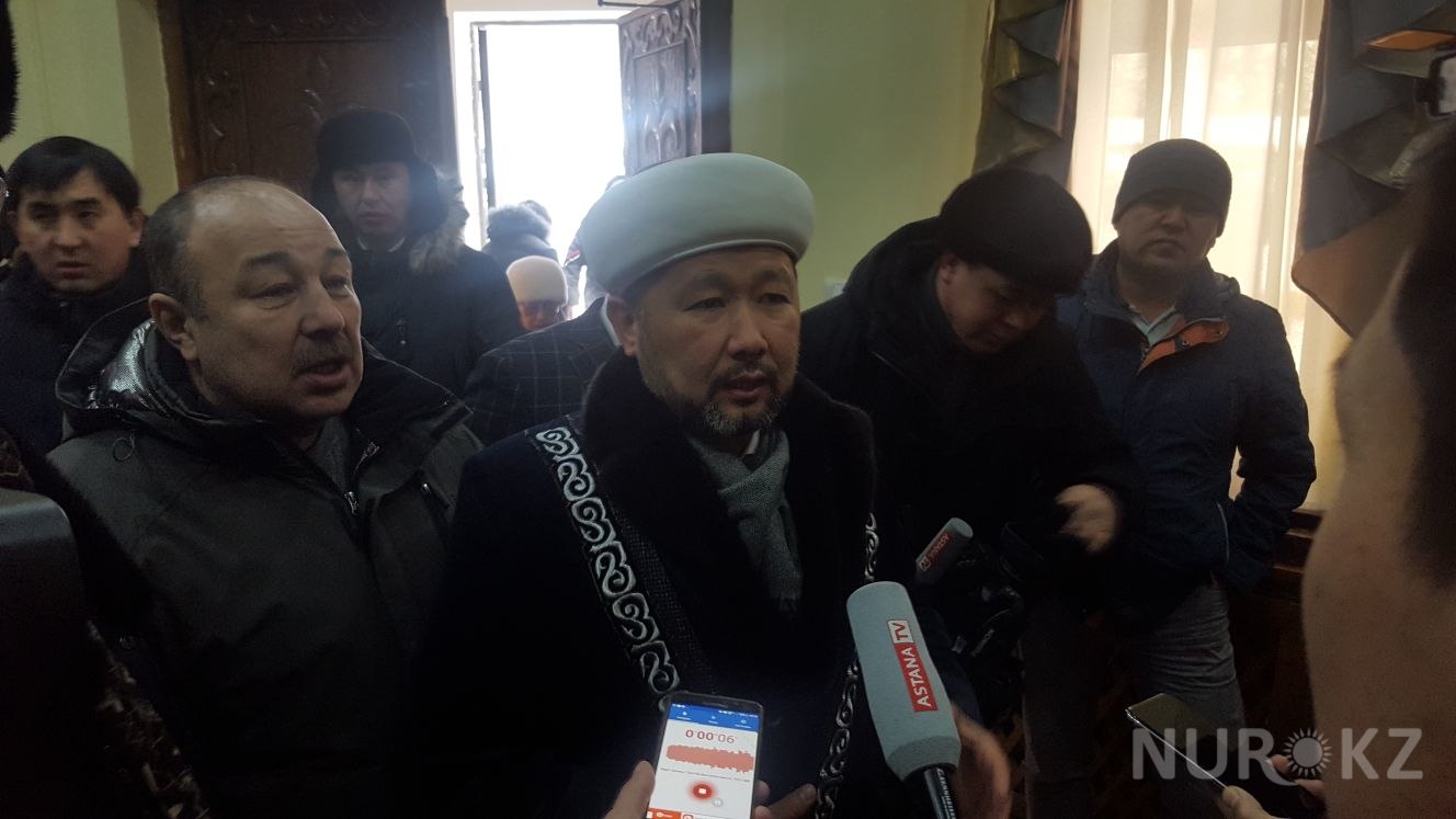 Астананың бас имамы бес баласынан айрылған отбасыға үй алып беретіндерін жеткізді (видео)