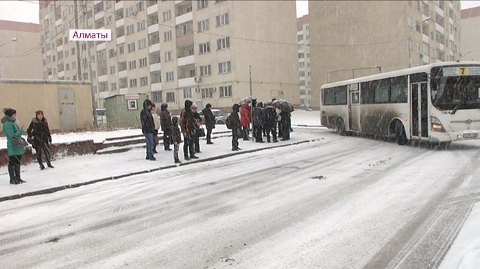 Алматыдағы Алғабас ықшамауданының тұрғындары автобус аялдамасына зәру