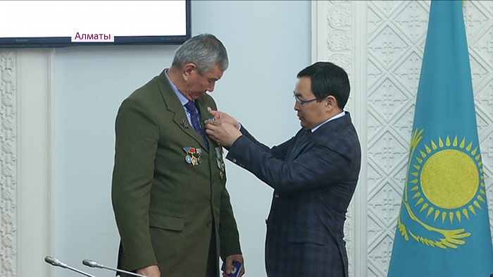 Ветеранов войны в Афганистане наградили медалями в Алматы