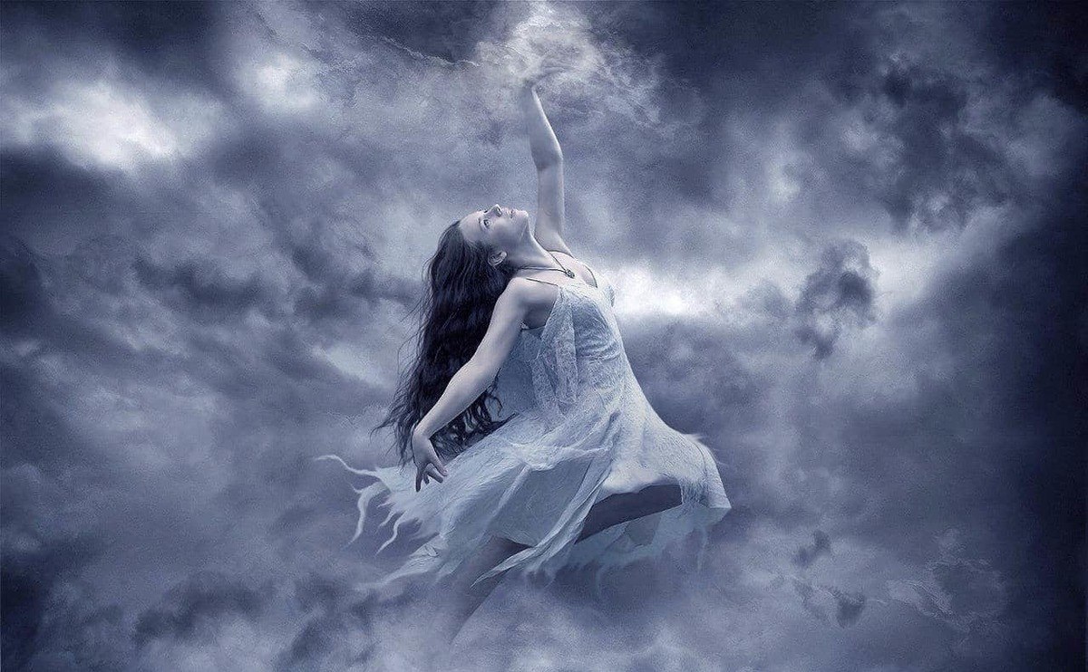 Мы давно небыли. Падающий ангел. Ангел в небе. Девушка парит в облаках. Девушка летает в облаках.