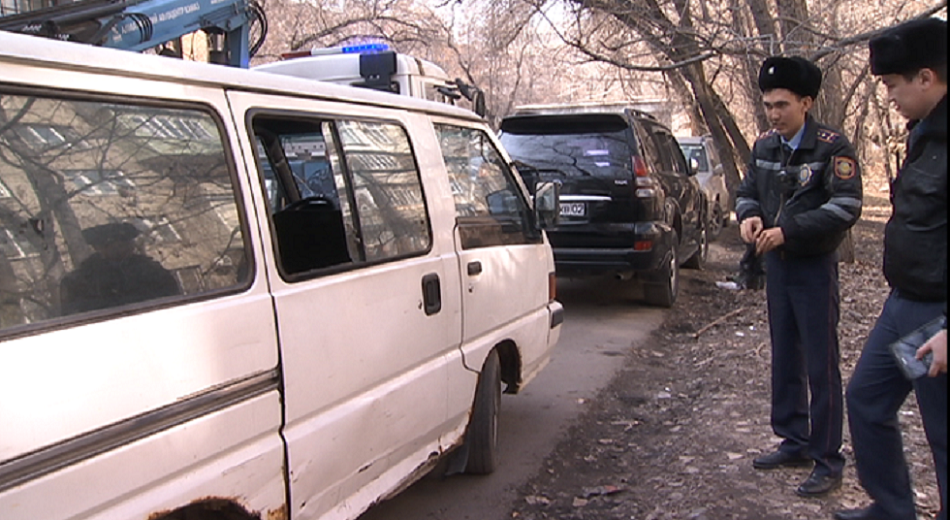 Бесхозные автомобили отправляют на штрафстоянки в Алматы
