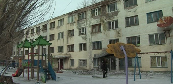 «200 адамға 1 дәретхана»: Астанада құлағалы тұрған жатақхана тұрғындары жандарын шүберекке түйіп отыр