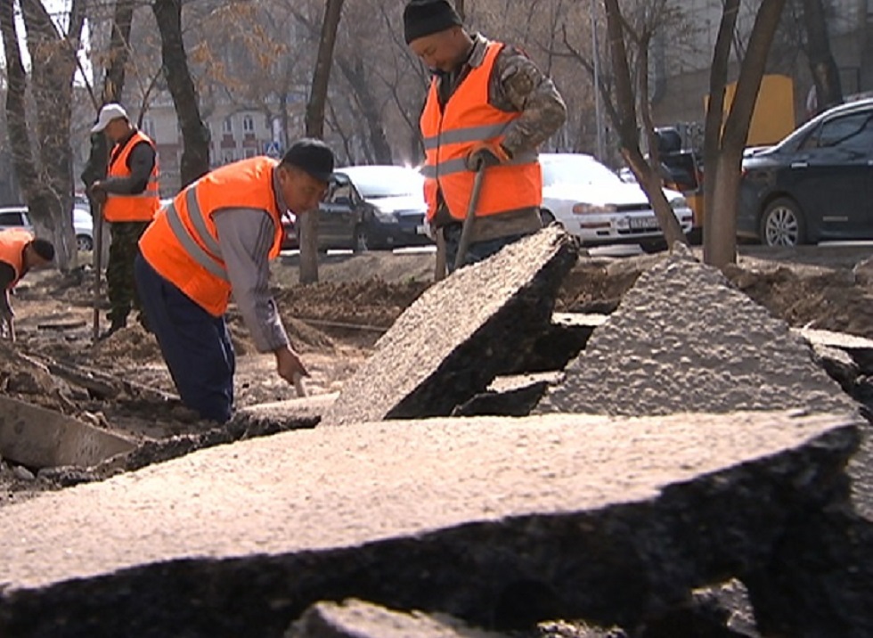 Дефекты на тротуарах принялись исправлять в Алматы