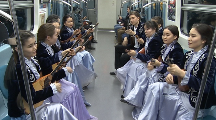 Концерт классической музыки устроили в вагоне Алматинского метрополитена