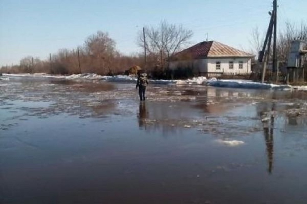 Центральная улица поселка в ВКО превратилась в реку