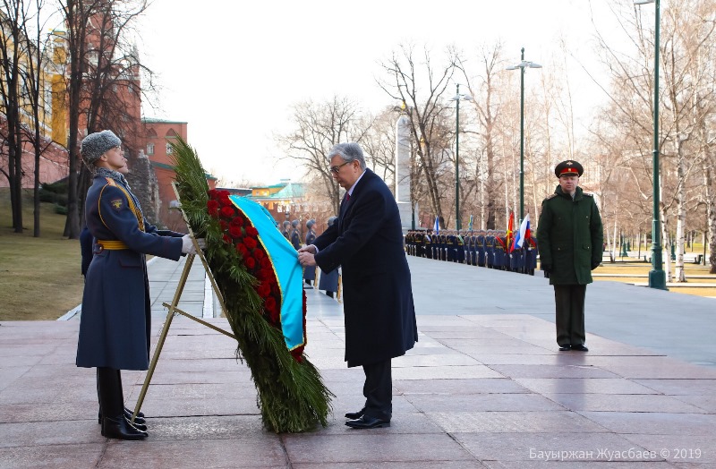 Касым-Жомарт Токаев возложил цветы к могиле Неизвестного солдата