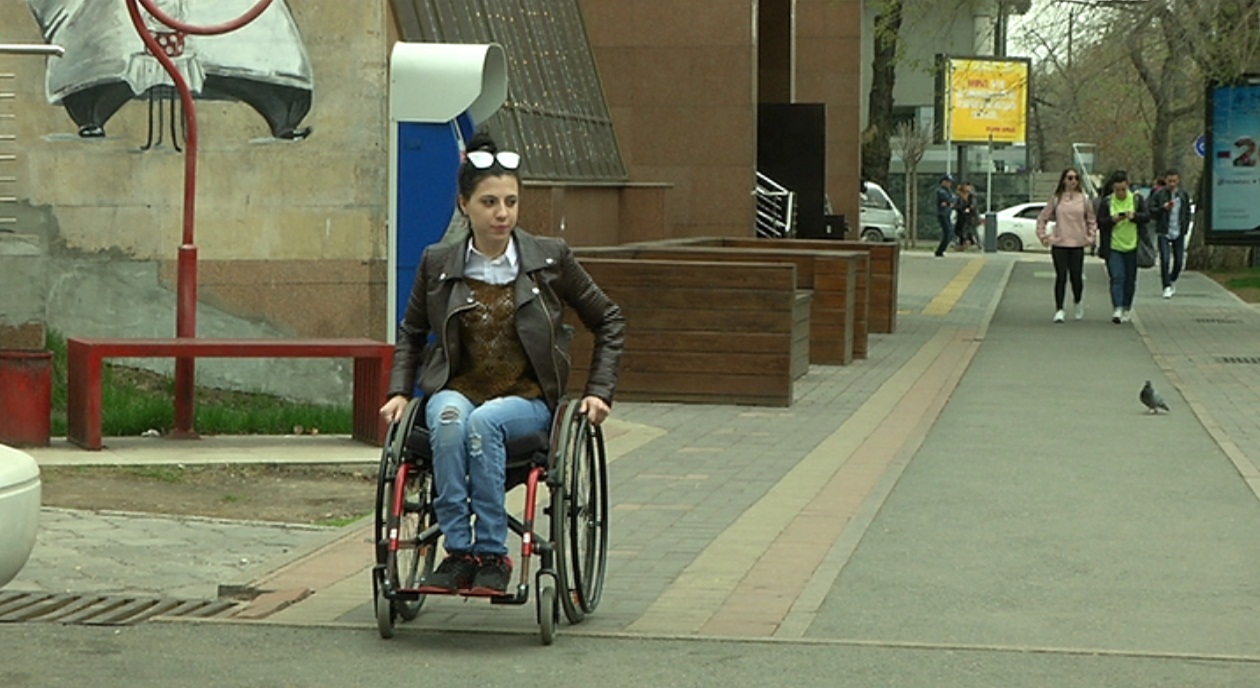 Тест на доступность: как попасть инвалиду-колясочнику в магазин в Алматы?