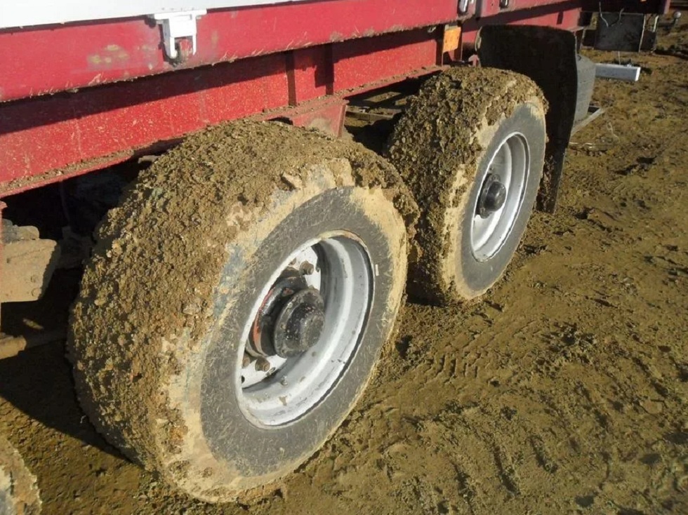 Водители грузовиков  оштрафованы за вывоз грязи на проезжую часть в Алматы