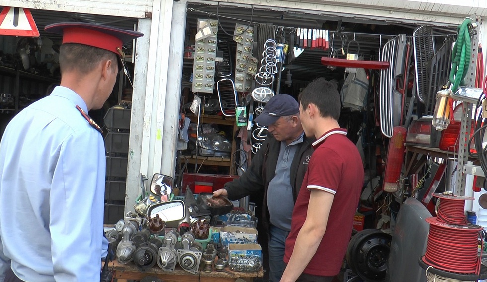 Алматинские полицейские искали краденые автозапчасти на рынке Жибек Жолы