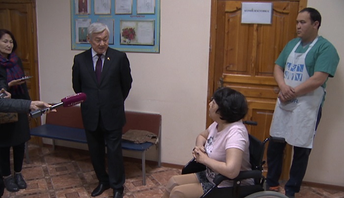 Министр Сапарбаев пообещал помочь жительнице Актобе, оставшейся без ног