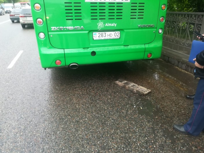 В акимате Алматы дали разъяснения по ЧП с люком, пробившим автобус