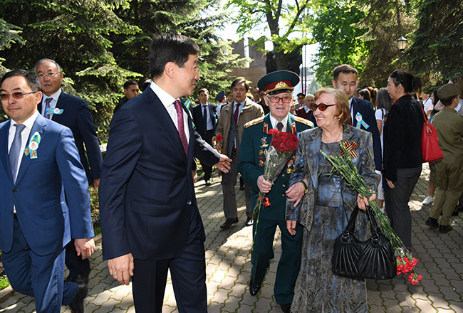 74-ю годовщину Победы алматинцы отмечают в парке 28 гвардейцев-панфиловцев