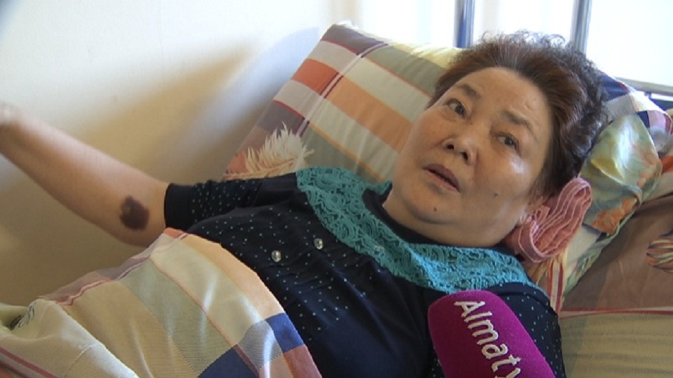 Сломавшая ногу в алматинском автобусе пенсионерка хочет довести дело до суда