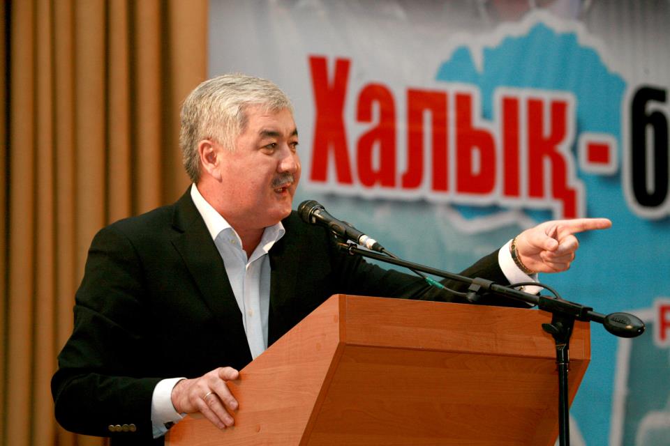 Биографию Амиржана Косанова рассказывают его сторонники избирателям