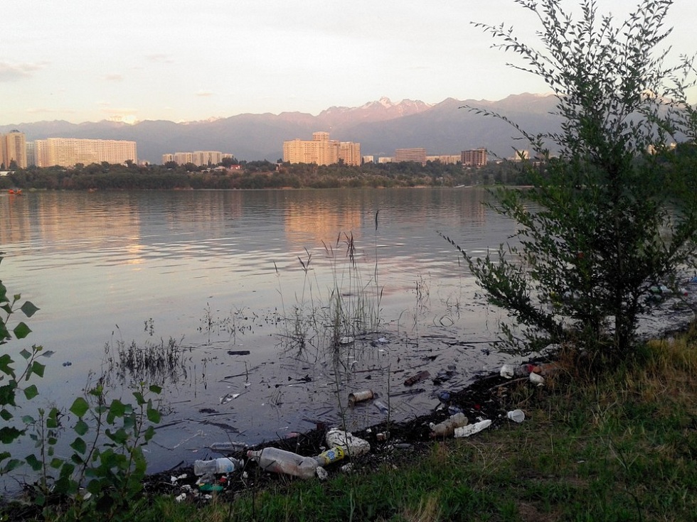 Жители Ауэзовского района просят навести порядок на берегу Сайрана