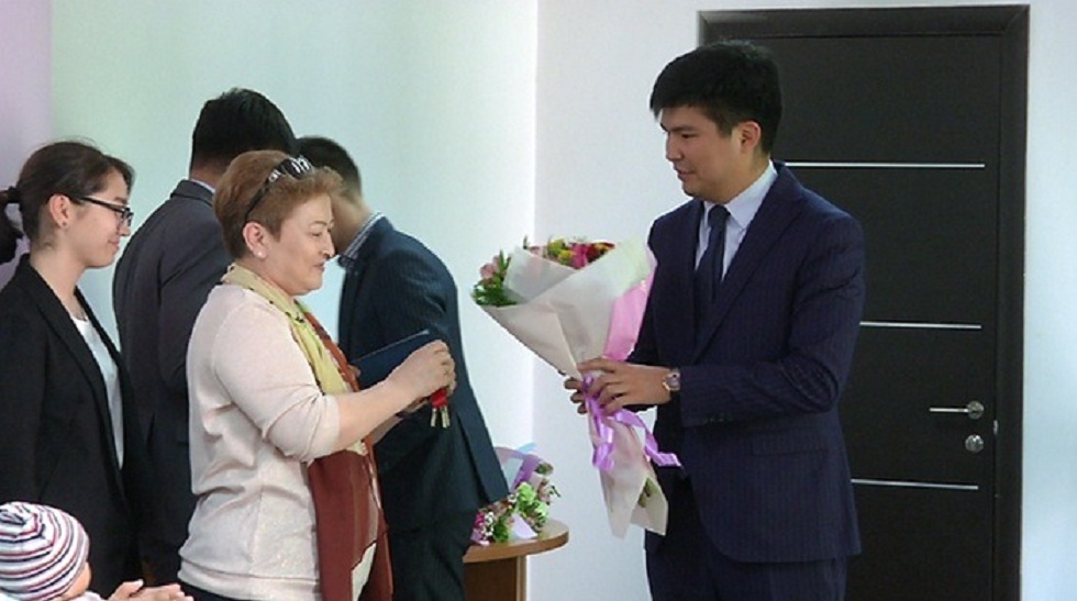 Учителя и воспитатели детсадов получили квартиры в Алматы