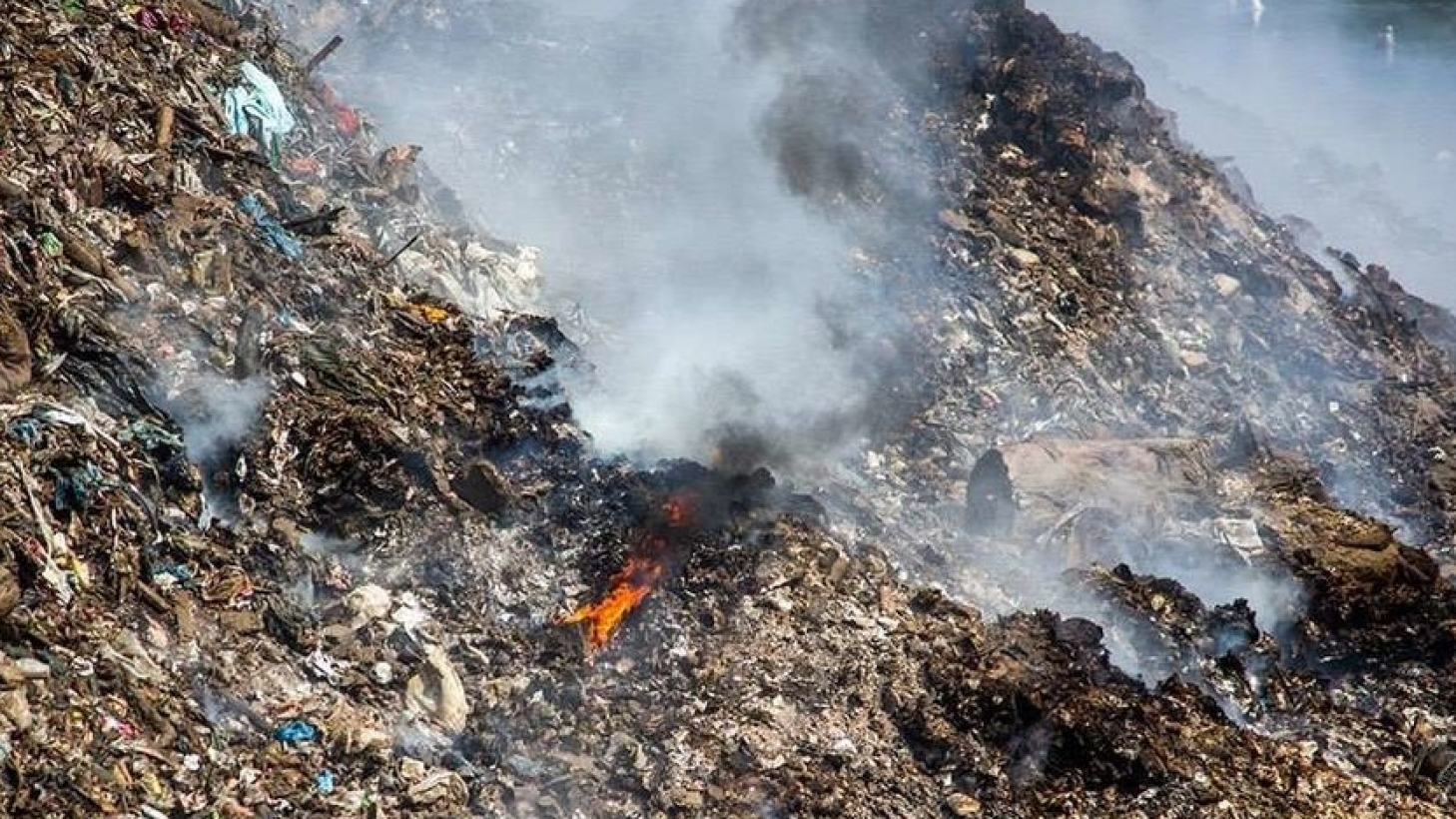 С возгоранием на мусорном полигоне продолжают бороться 90 человек 