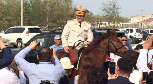Главный полицейский Атырауской области освобожден от должности из-за подаренного коня