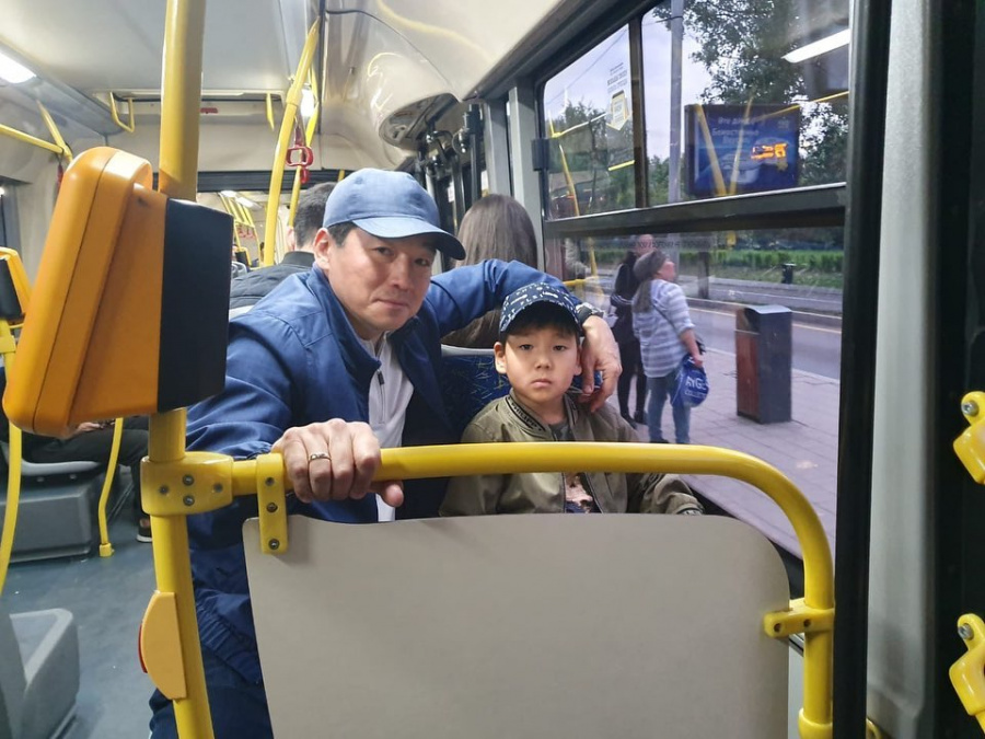 Аким Алматы перемещался по городу с детьми в общественном транспорте 