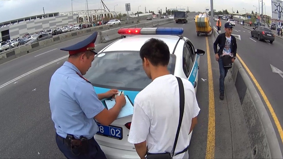 Рейды против нарушающих правила пешеходов проводят полицейские Алматы
