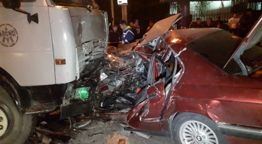 Не поделили дорогу: BMW врезалась в КамАЗ в Алматы