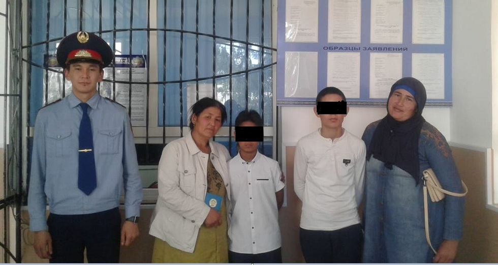 Полицейские Туркестанской области нашли и вернули родителям двух пропавших подростков