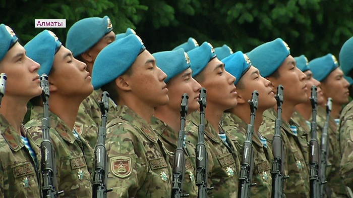 Военнослужащие почётного караула президентского полка приняли присягу в Алматы