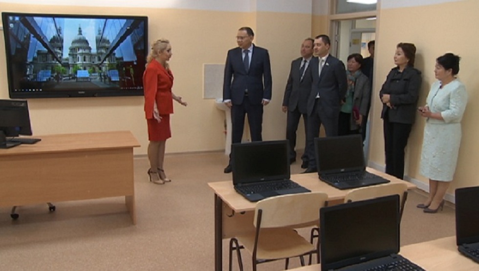 Ведущая лингвистическая гимназия Алматы получила новую технику и кабинеты