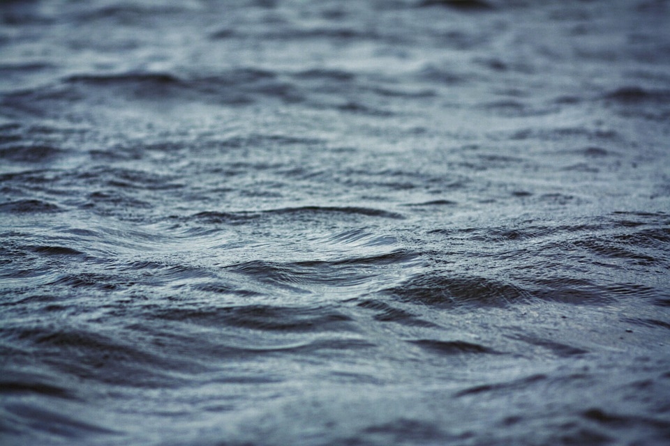 Ведутся поиски: в Атырау 11-летний мальчик упал в реку