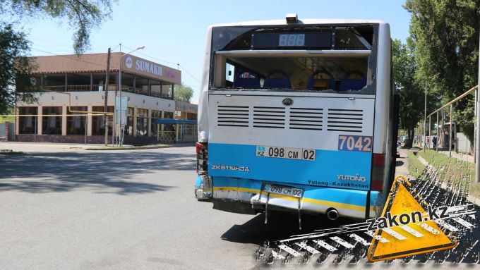 Алматыда жүк көлігі мен автобус соғысты: жарақат алғандар бар