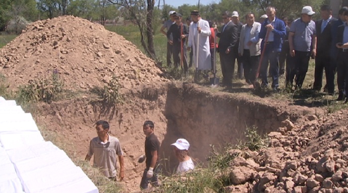 Останки 168 репрессированных, обнаруженные в поселке Жаналык, перезахоронили