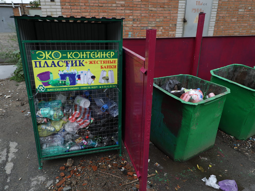 Бомжи в Усть-Каменогорске ломают контейнеры для раздельного сбора мусора