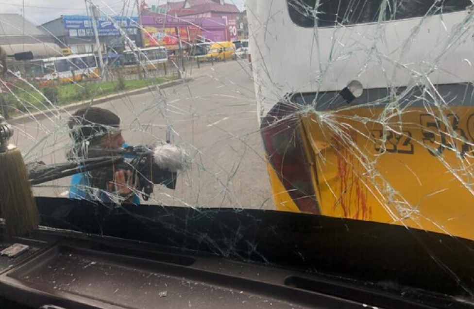Пешехода зажало между двумя столкнувшимися автобусами в Шымкенте