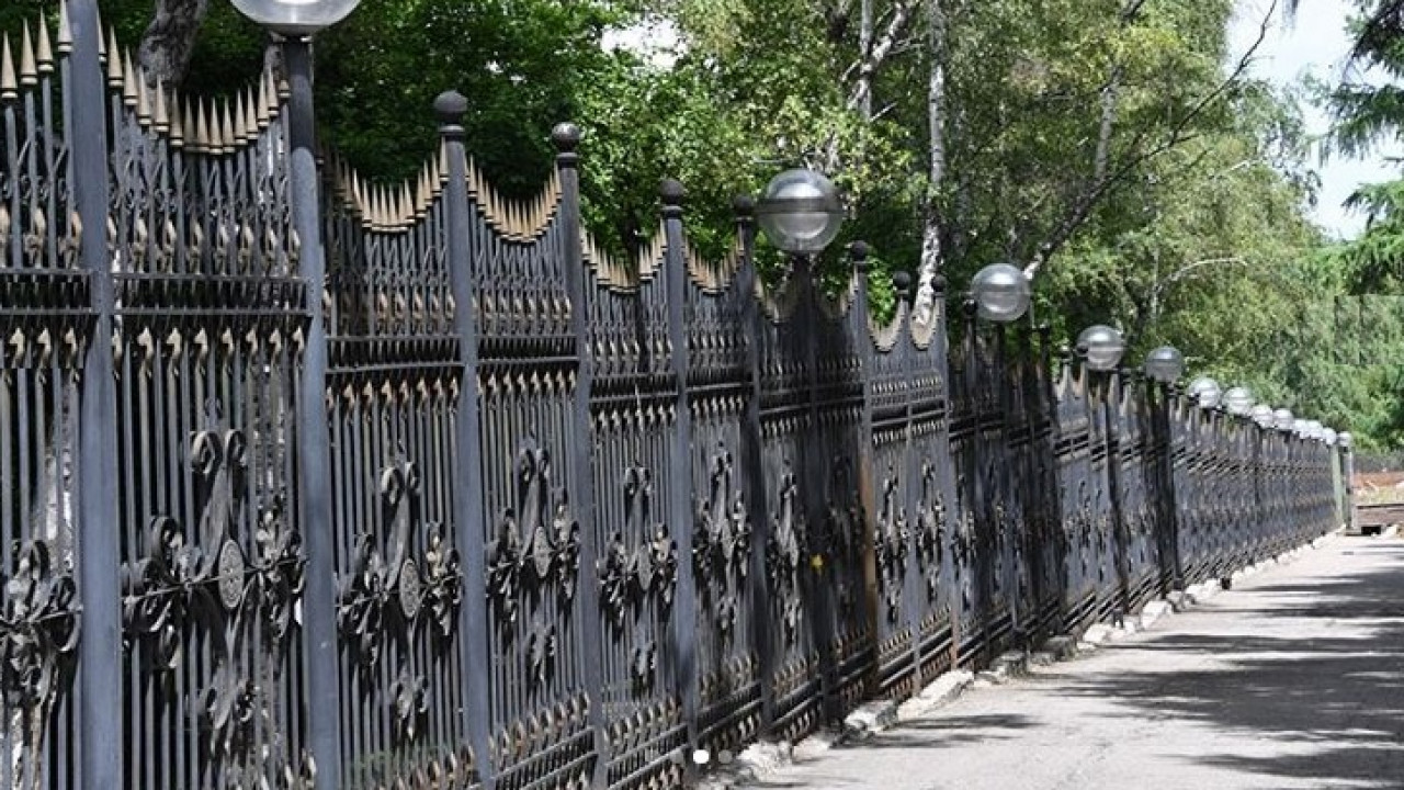 В Алматы демонтируют забор вокруг сквера у здания Фонда первого президента 