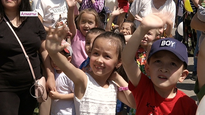Спектакль "Тряпичная кукла" показали детям в Алматы
