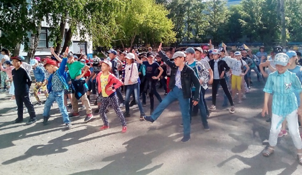 Школьники Павлодара провели флешмоб против эксплуатации детского труда