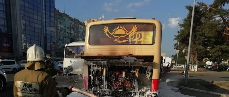 «Салонда 30 адам болған»: Оралда жүріп бара жатқан автобус өртенді 