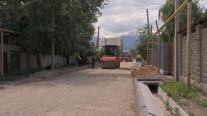 Алматы көшесіндегі жаңа төселген тротуар қайта жөнделді