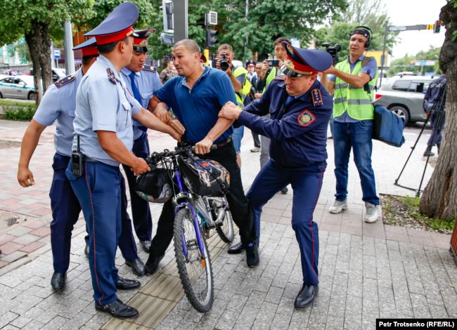 Полиция извинилась за задержание алматинца на велосипеде